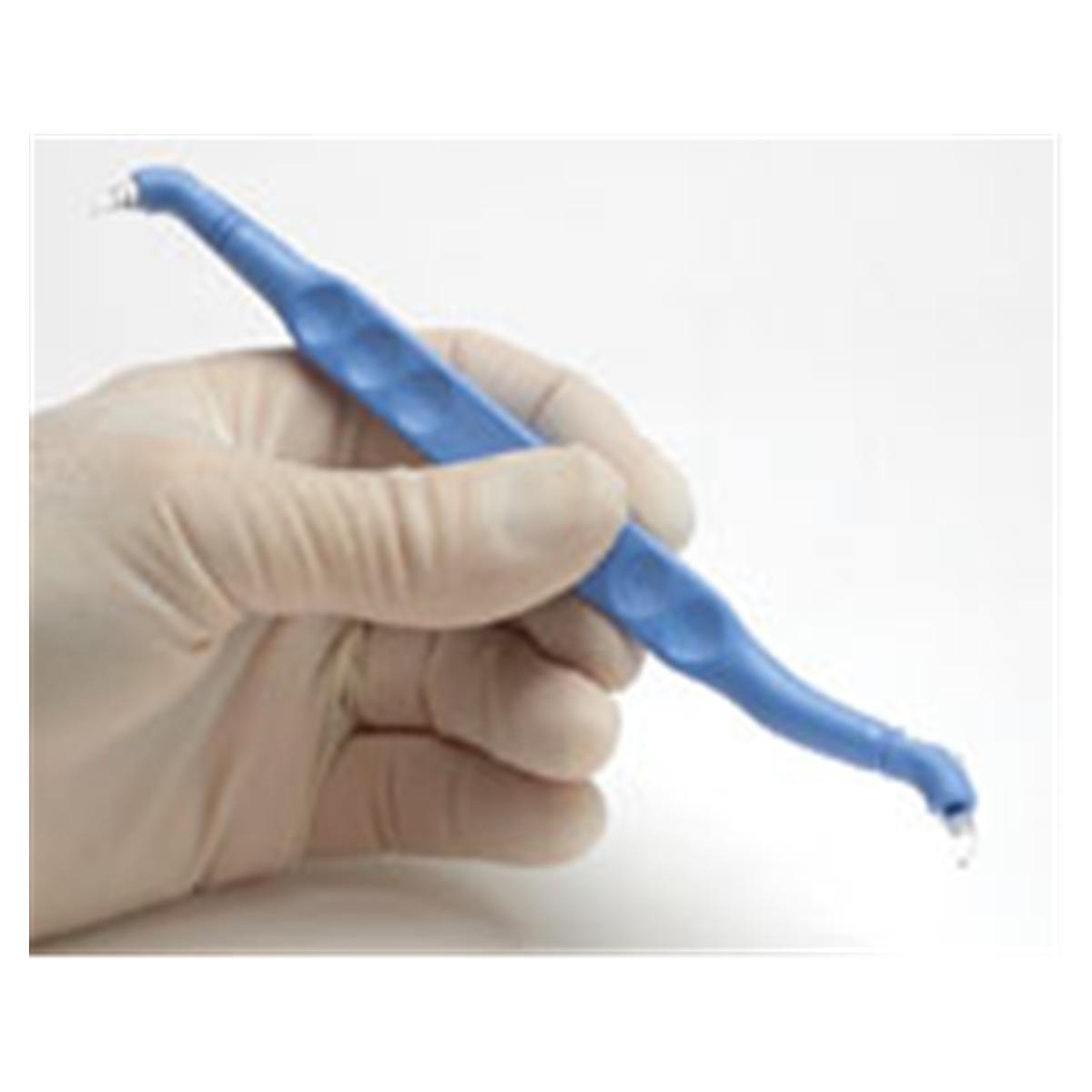 AdDent TRIMAX Instrument zur Kontaktgestaltung mit Komposit in der Hand des Behandlers