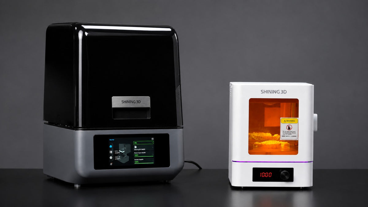 Shining 3D FabCure 1S pēccietināšanas iekārta blakus AccuFab-Aris printerim