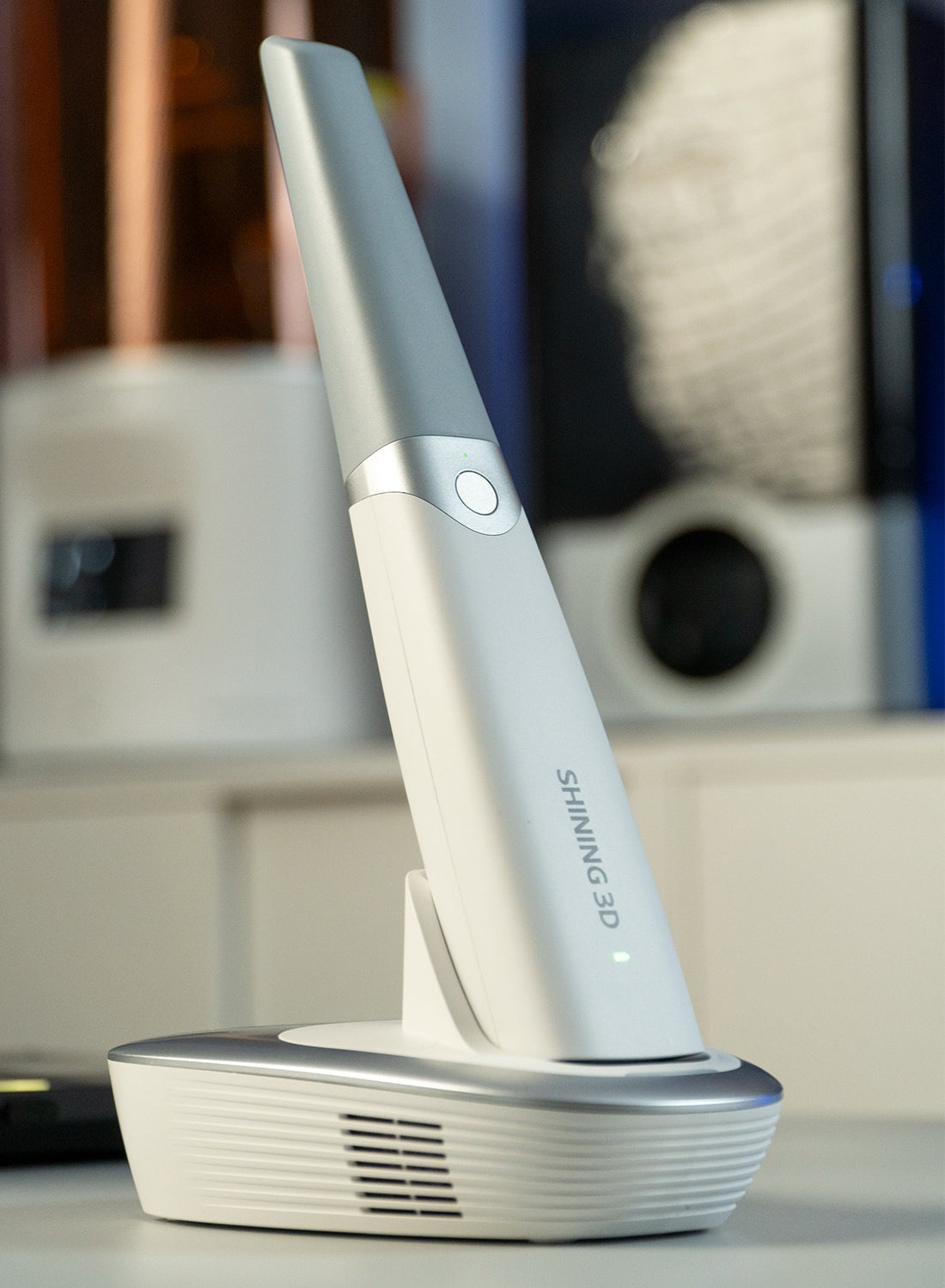 Aoralscan 3 Wireless scanner in a dental office